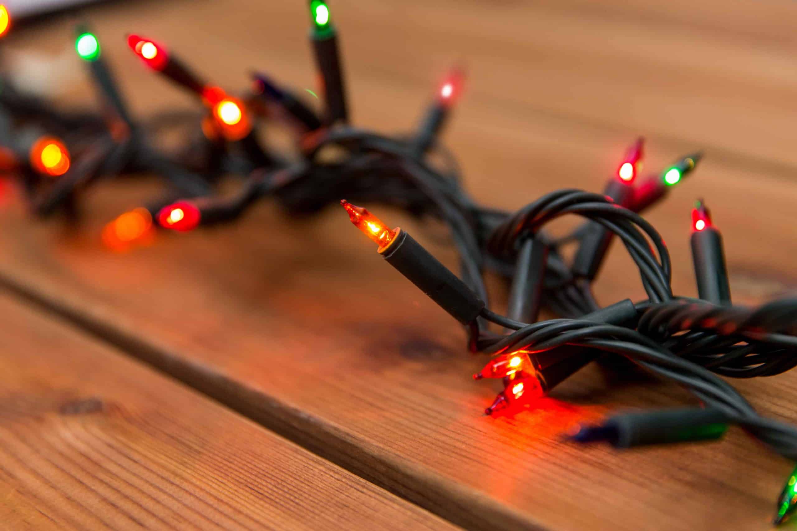 5 Tips and Safety Risks for Installing Christmas Lights