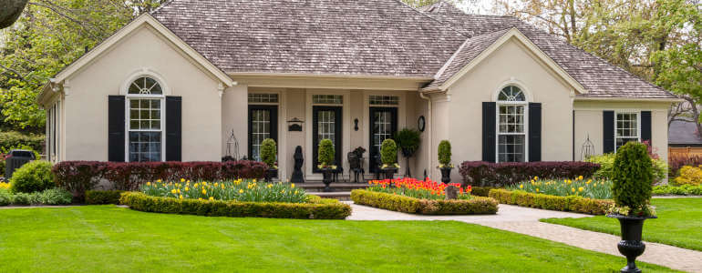 one story home with beautiful lawn in yakima washington because of Senske's Yakima lawn care service.